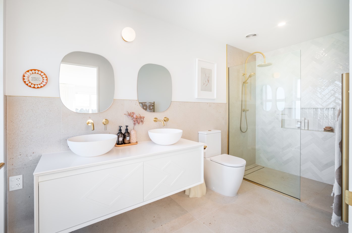 Modern ensuite with tiled shower and neutral themes