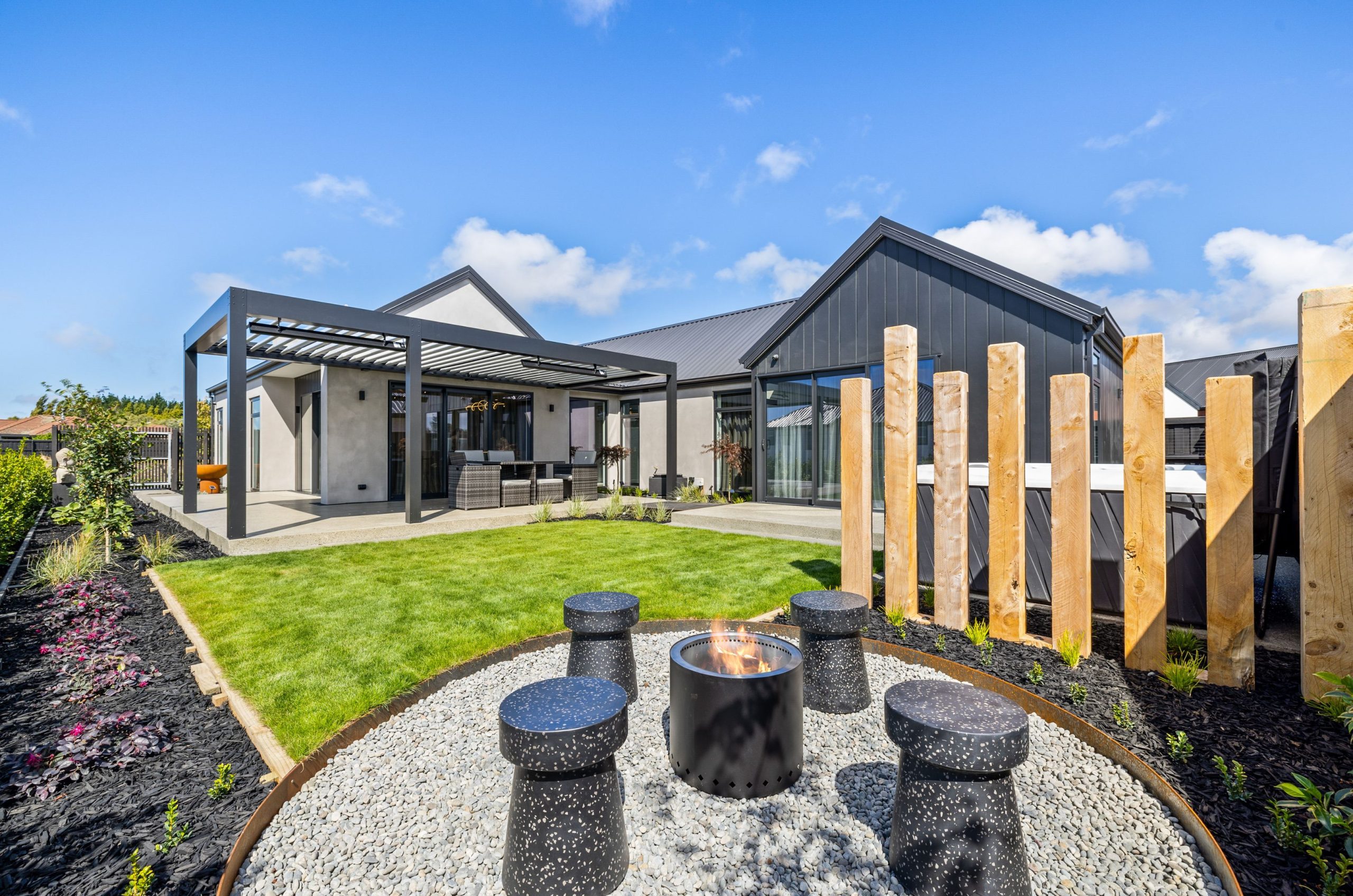 Exterior modern home with linea oblique and Cerrano plastering