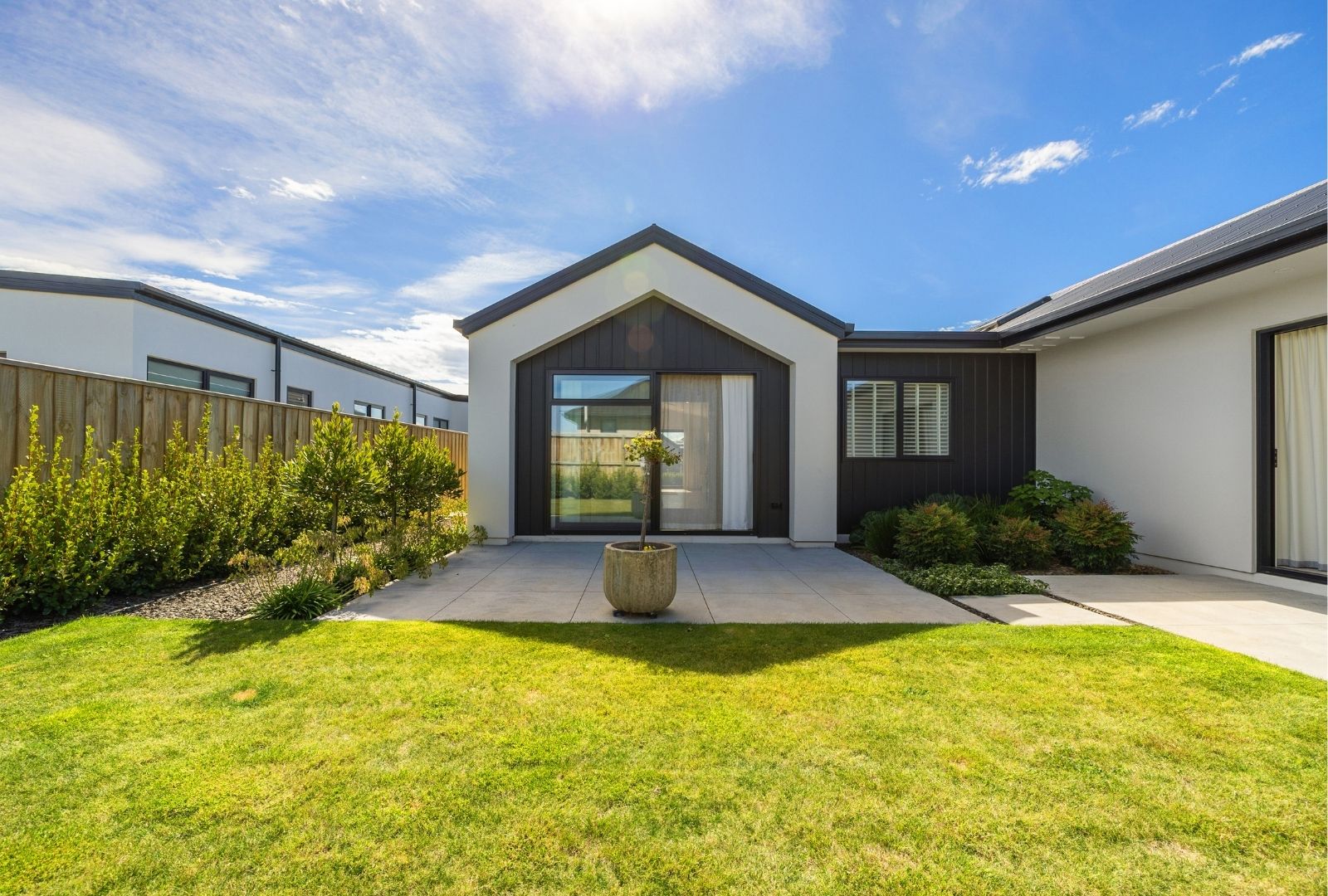 Rolleston showhome featuring the Hanmer plan in the Headstart series. Combining Plaster and Black axon for a modern look